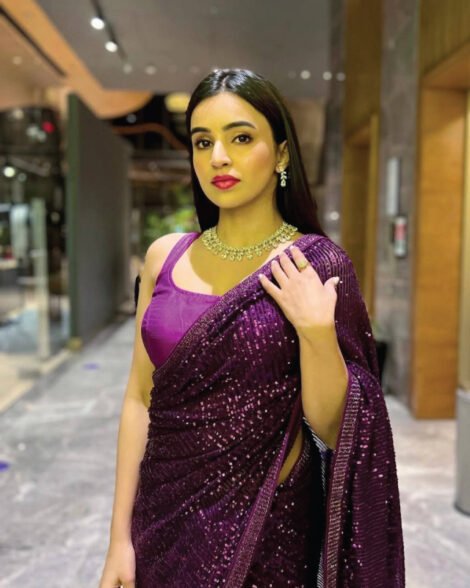 Buy women dresses online in Qatar – Lightweight festive saree with piping detail